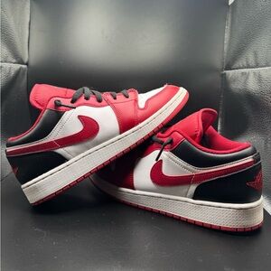 Kids Jordan 1 red, black, and white. Size 7Y, in excellent condition.